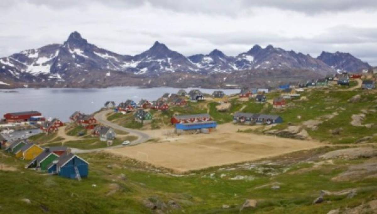 Así es el fútbol en Groenlandia: En medio de icebergs, ballenas y la temporada dura solo siete día