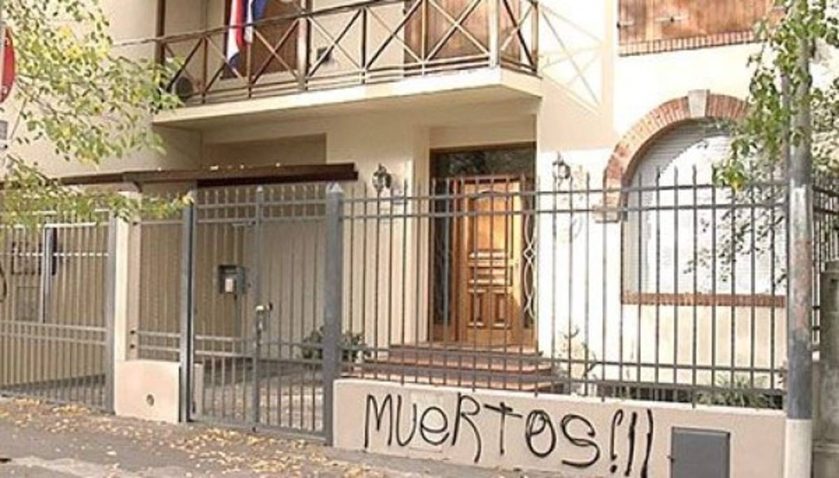 Agresivo mensaje pintado en la Embajada de Costa Rica en Uruguay