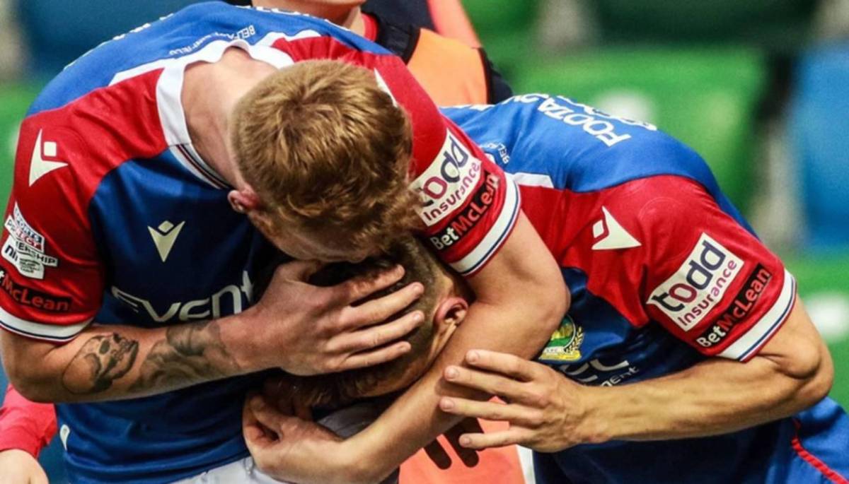 Murió el día de su cumpleaños; la tragedia invade al fútbol británico: ¿qué se sabe sobre el jugador?