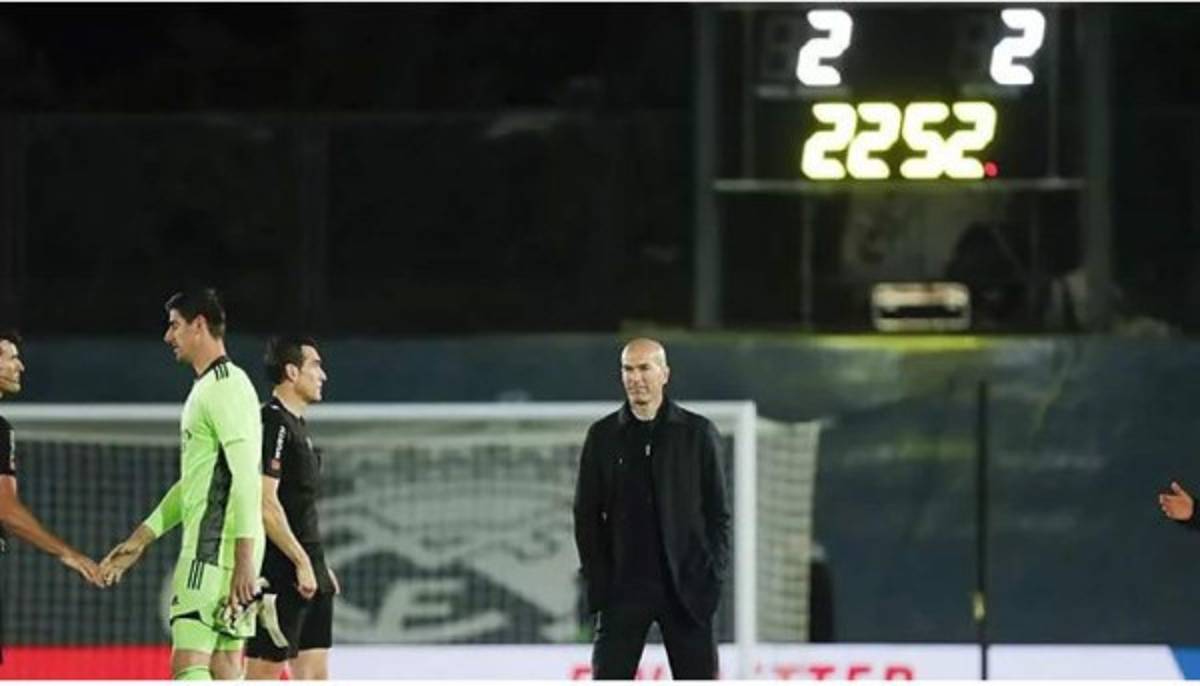 Fotos: Zidane fue a buscar al árbitro y los polémicos penales en el Real Madrid-Sevilla