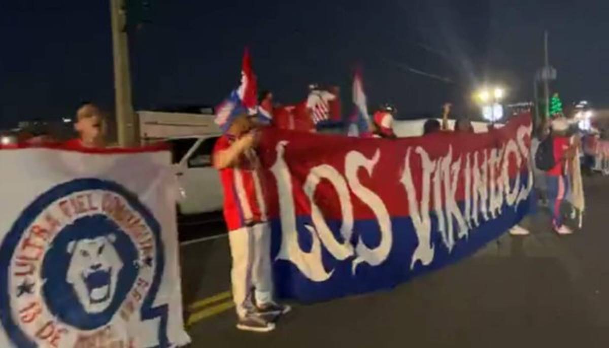¡Espectacular banderazo! Afición del Olimpia visitó las afueras del Exploria Stadium para alentar a su equipo