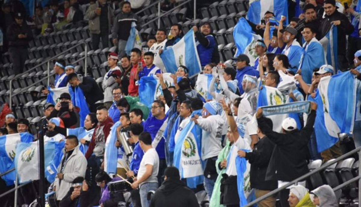 ¡Ni la lluvia los detuvo! Afición de El Salvador y Guatemala pone el ambiente en California