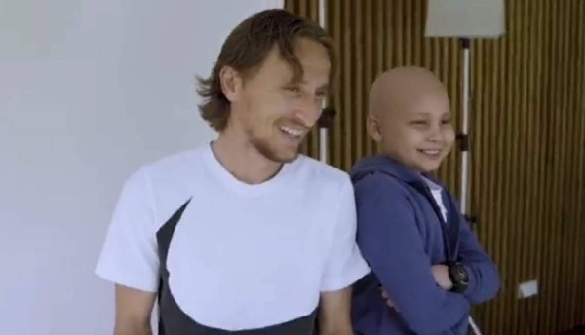 Niño hondureño comparte con Luka Modric en campaña contra el cáncer infantil