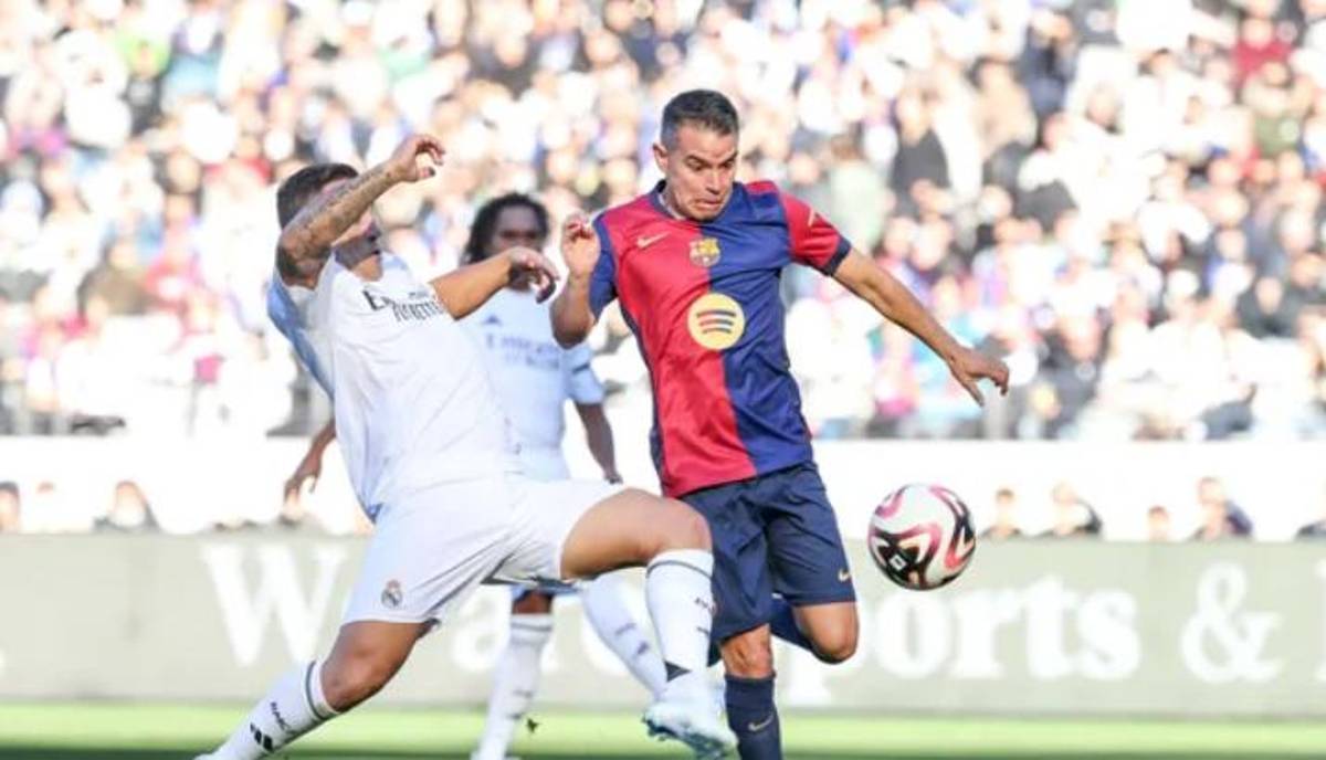 Las leyendas del Barcelona volvieron a derrotar al Real Madrid en el Clásico: el gesto de los blancos con Iniesta