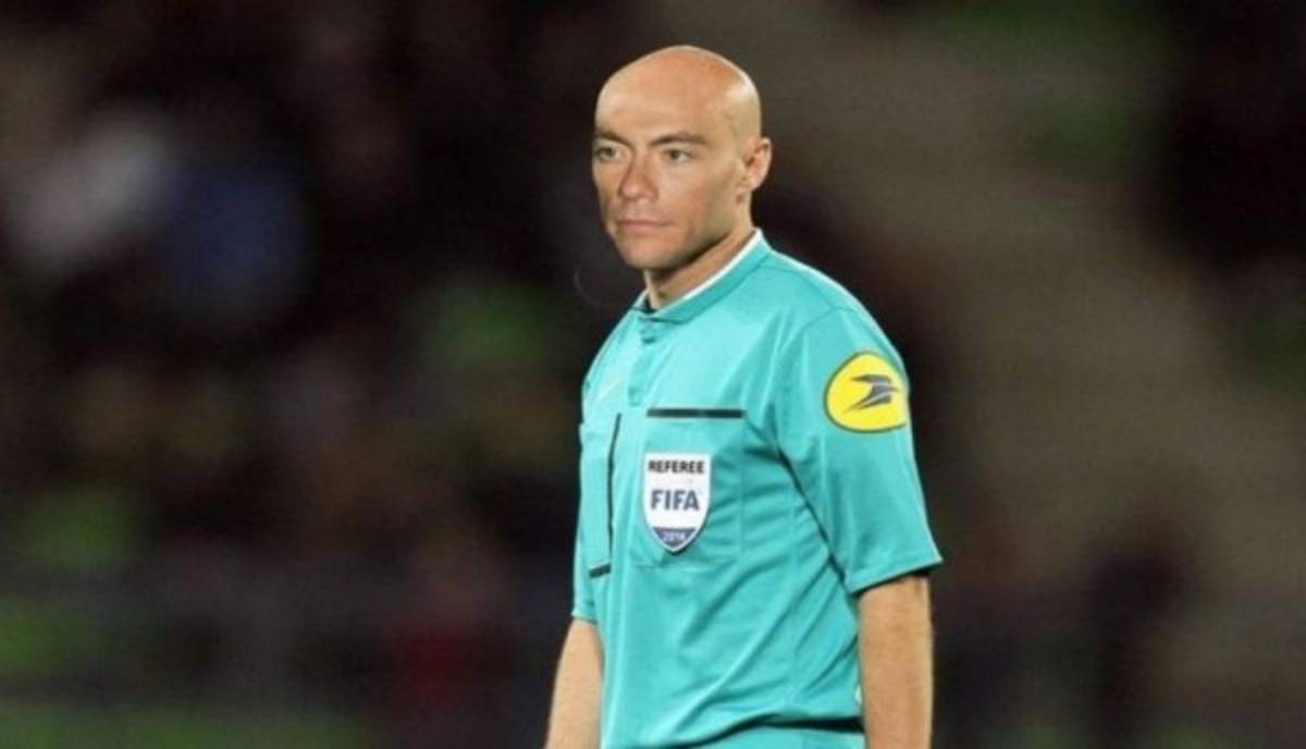 ¡Lluvia de memes! Patada de árbitro a jugador en Francia genera imagenes para morir de la risa