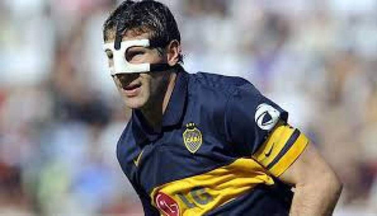 Futbolistas que han usado máscaras protectoras como lo hará Escober