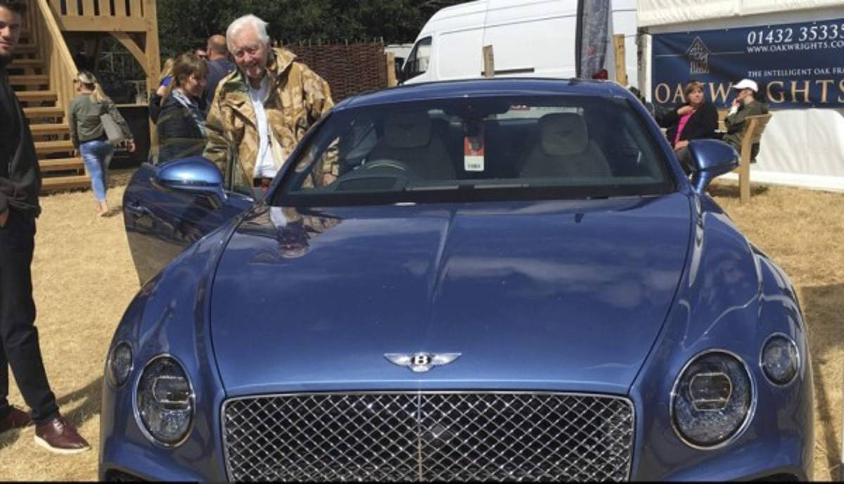 En fotos: Así vive el multimillonario de 72 años que busca joven esposa para darle tarjetas de crédito y herencia