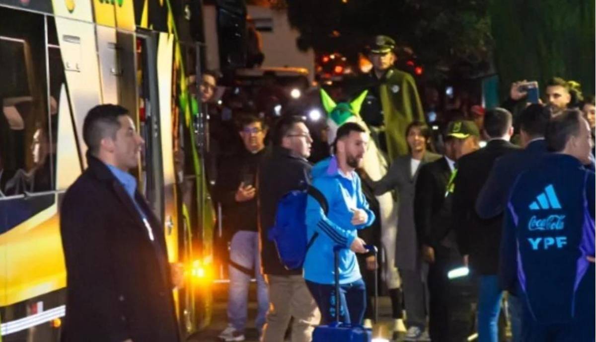 El enorme gesto de Messi en su llegada a La Paz, jugadores con tubos de oxígeno y la bronca que se armó en Bolivia