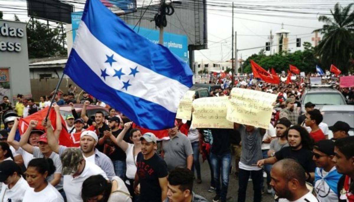 Hondureños salen a las calles a realizar marchas pacíficas