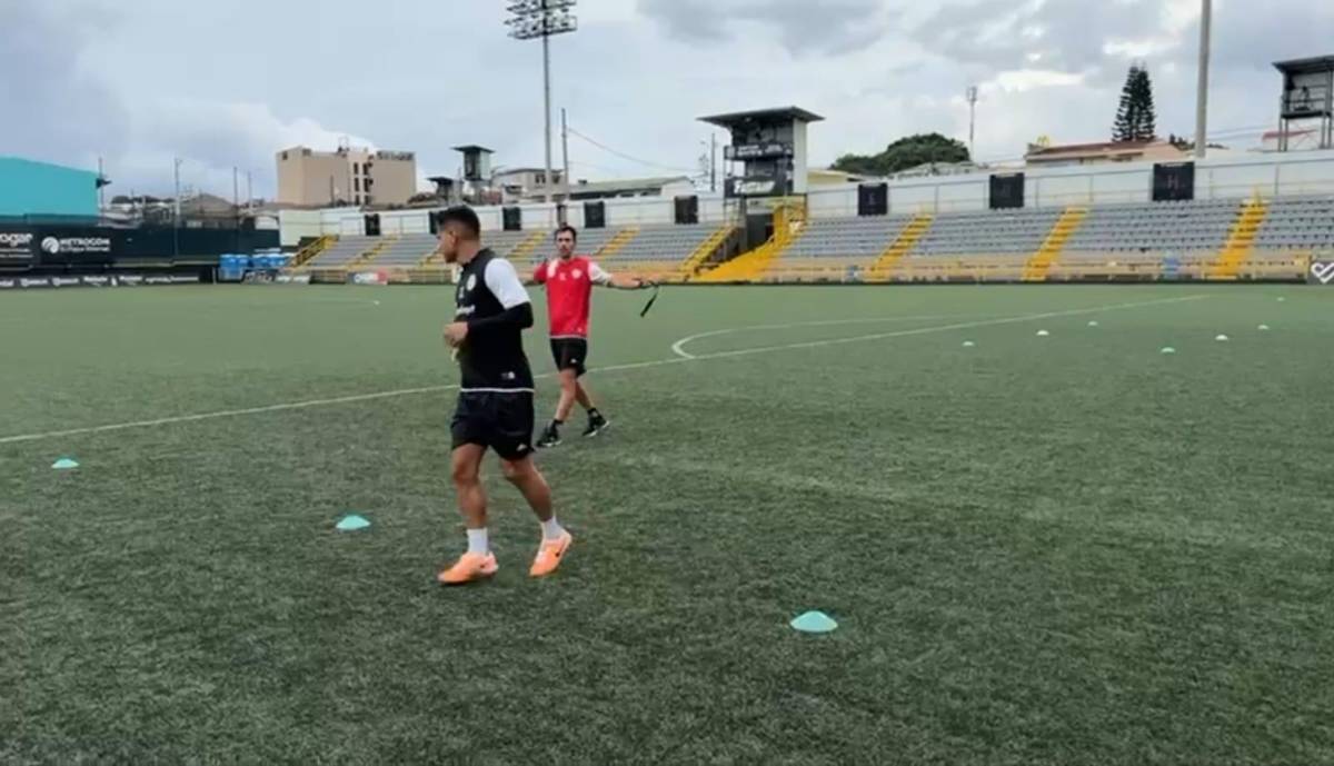 La mirada enamorada de su esposa y el tierno mensaje de su madre: así fue el primer entrenamiento de Carlos Pineda en el Sporting