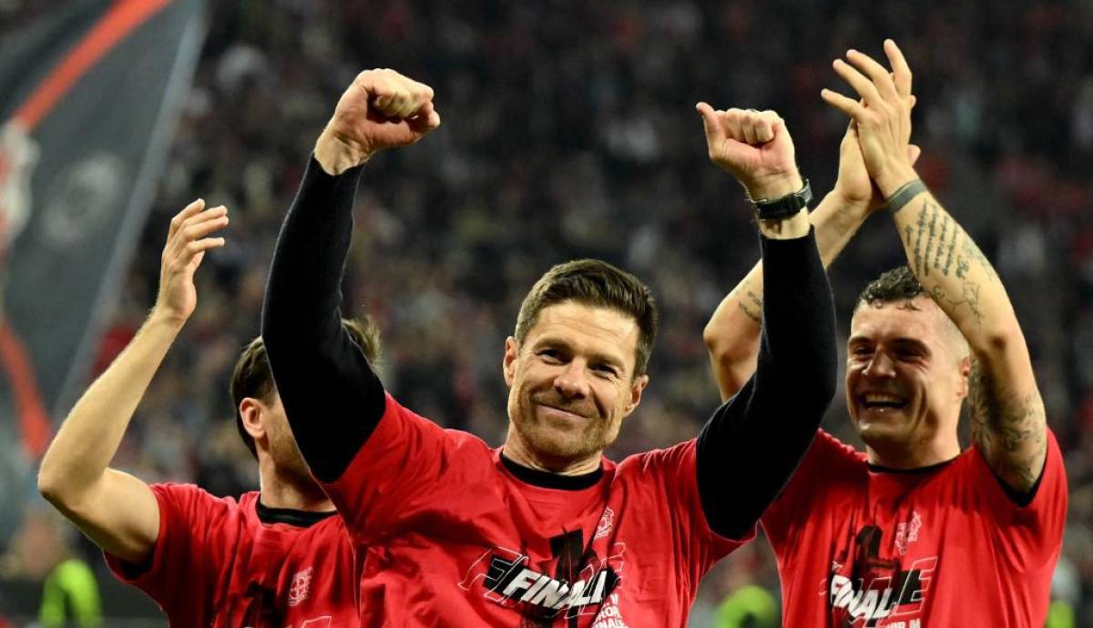 Leverkusen hizo historia y va por el triplete: el festejo de Xabi Alonso y sus jugadores tras ser finalistas de la Europa League