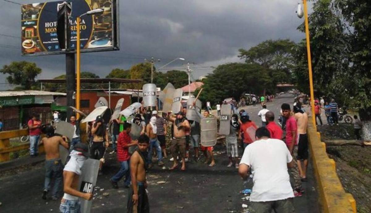 FOTOS: Martes de caos en la zona norte con rastras y postas policiales quemadas