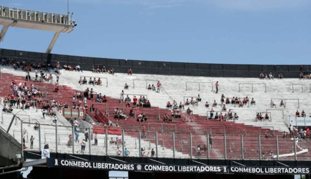 Fotos: La frustración de los hinchas en el Monumental tras la postergación de la final