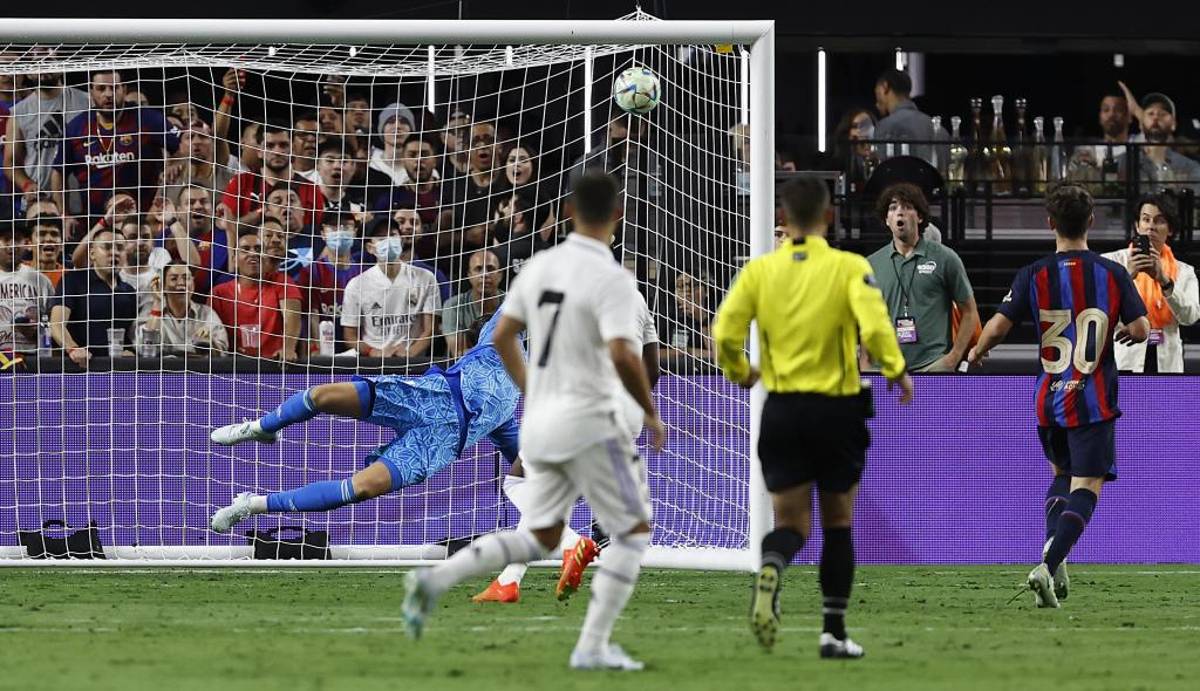 Raphinha le quema el arco al Real Madrid, los agarrones y así fue el debut de Lewandowski con el Barça; Amado Guevara en el Clásico