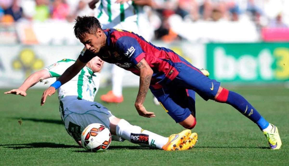 Barcelona demolió por 8 a 0 al Córdoba y se aferra al título .