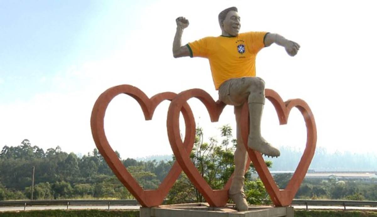 ¿Cuál se parece más? Las estatuas en honor a futbolistas históricos