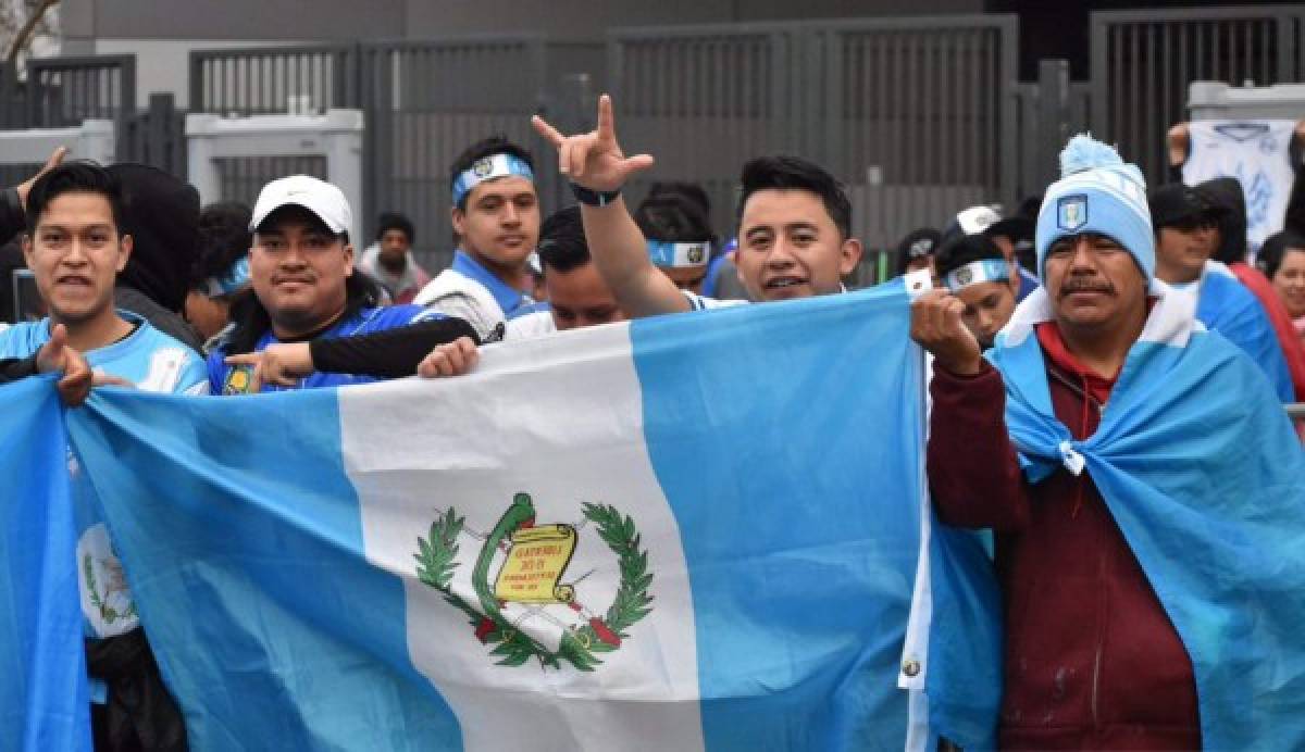 ¡Ni la lluvia los detuvo! Afición de El Salvador y Guatemala pone el ambiente en California