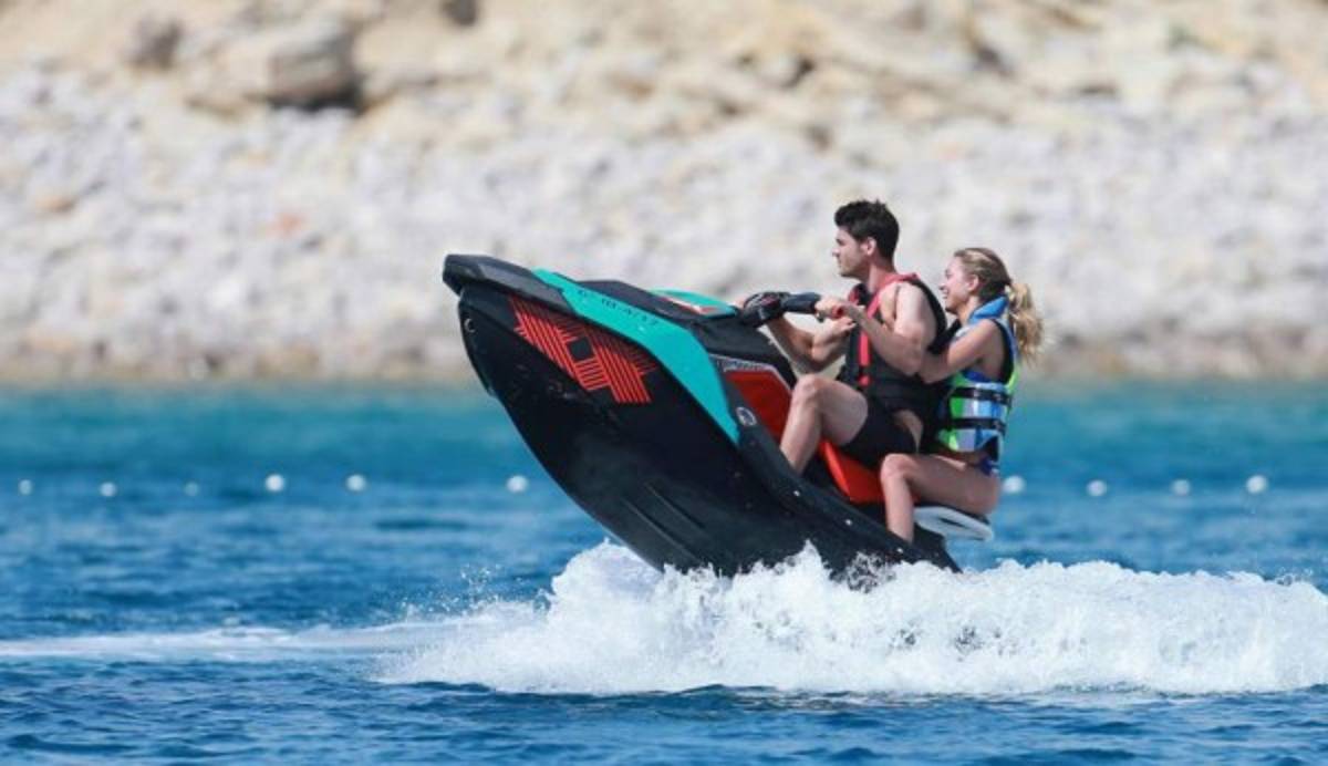 Los cracks del fútbol vacacionan y uno 'engaña' a su mujer en pleno vuelo