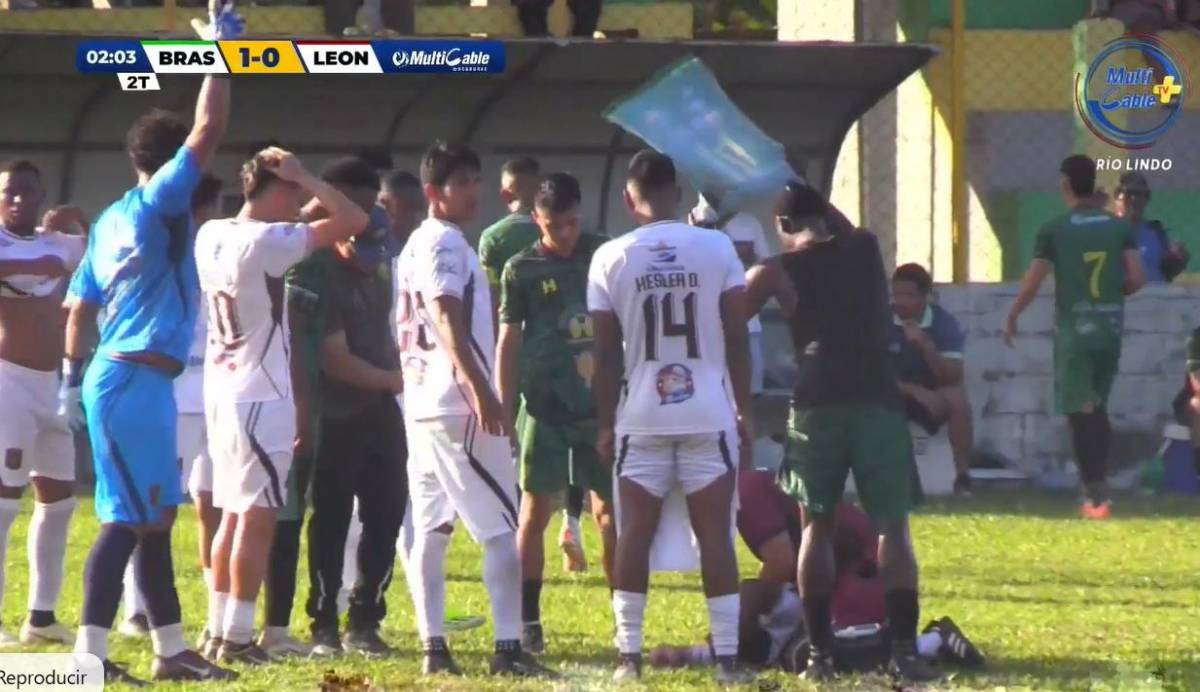 Imágenes sensibles en el ascenso: Futbolista quedó noqueado y tuvo que ser trasladado en camioneta