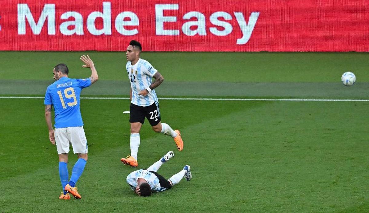 Messi sufre terrible codazo y Chiellini no lo podía agarrar; así festejó Argentina tras golear a Italia y ganar la Finalissima