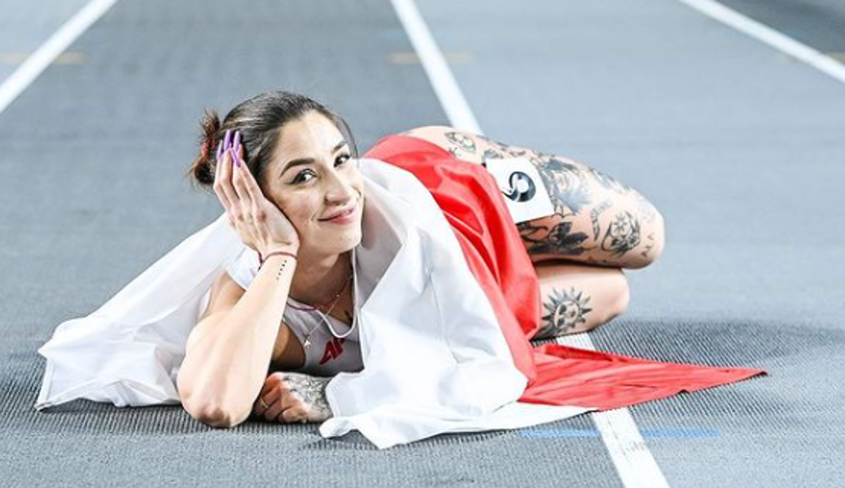 París 2024: así es la corredora polaca que se hizo viral por un peculiar saludo y exuberantes tatuajes