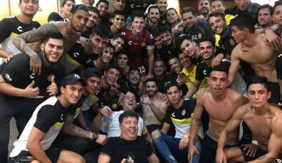 Los eufóricos festejos de Diego Maradona en su debut con Dorados de Sinaloa