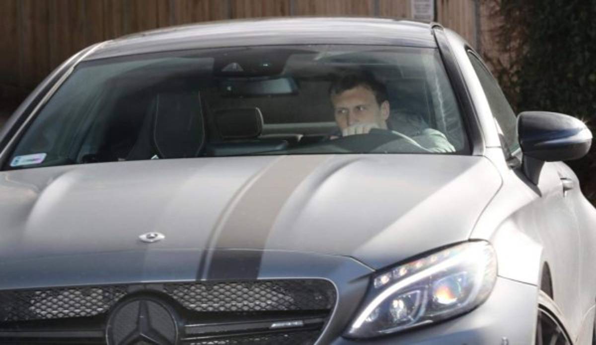 Los espectaculares autos en que llegan las estrellas del Arsenal a los entrenamientos