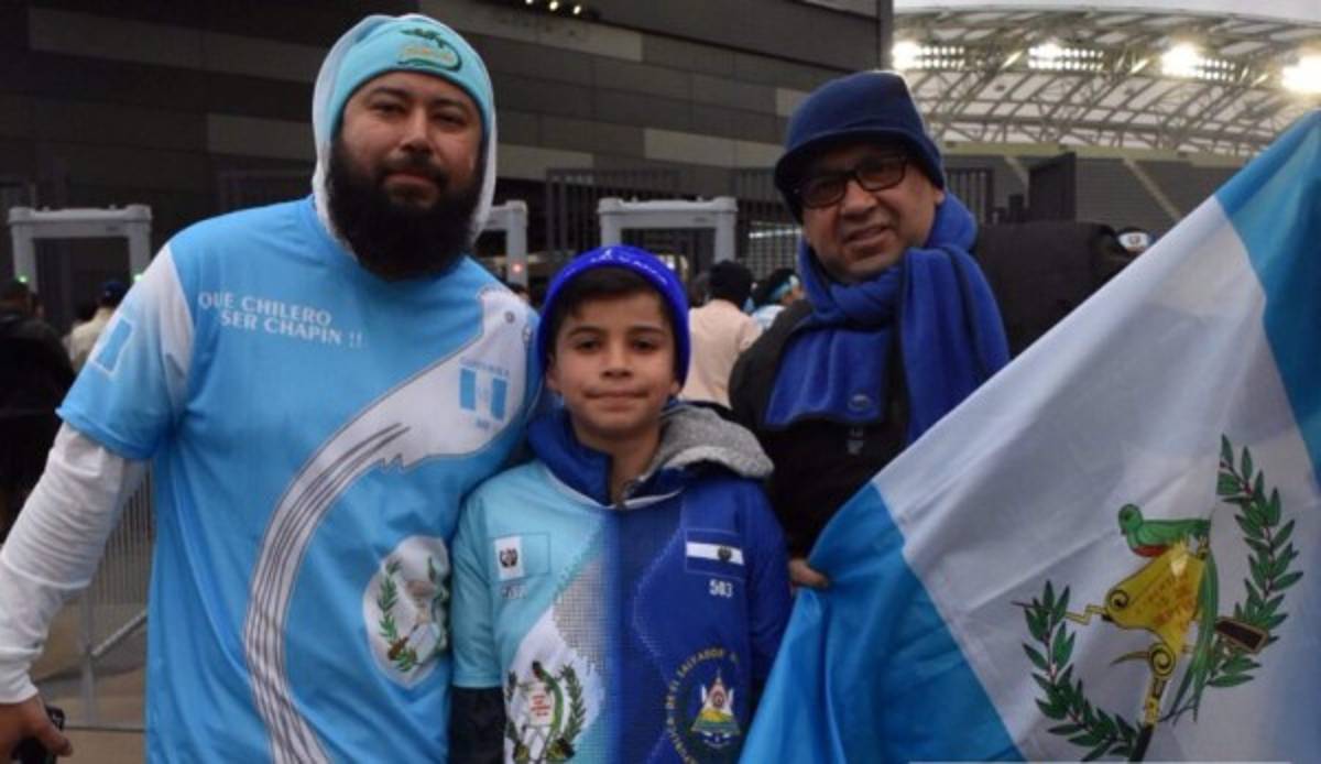 ¡Ni la lluvia los detuvo! Afición de El Salvador y Guatemala pone el ambiente en California