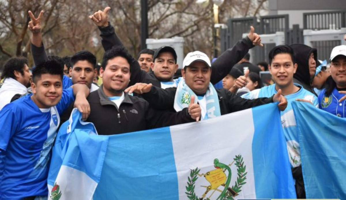 ¡Ni la lluvia los detuvo! Afición de El Salvador y Guatemala pone el ambiente en California