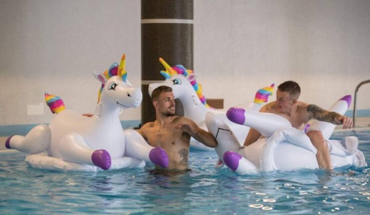 Carreras en unicornios inflables: el divertido ejercicio de Inglaterra antes de Panamá