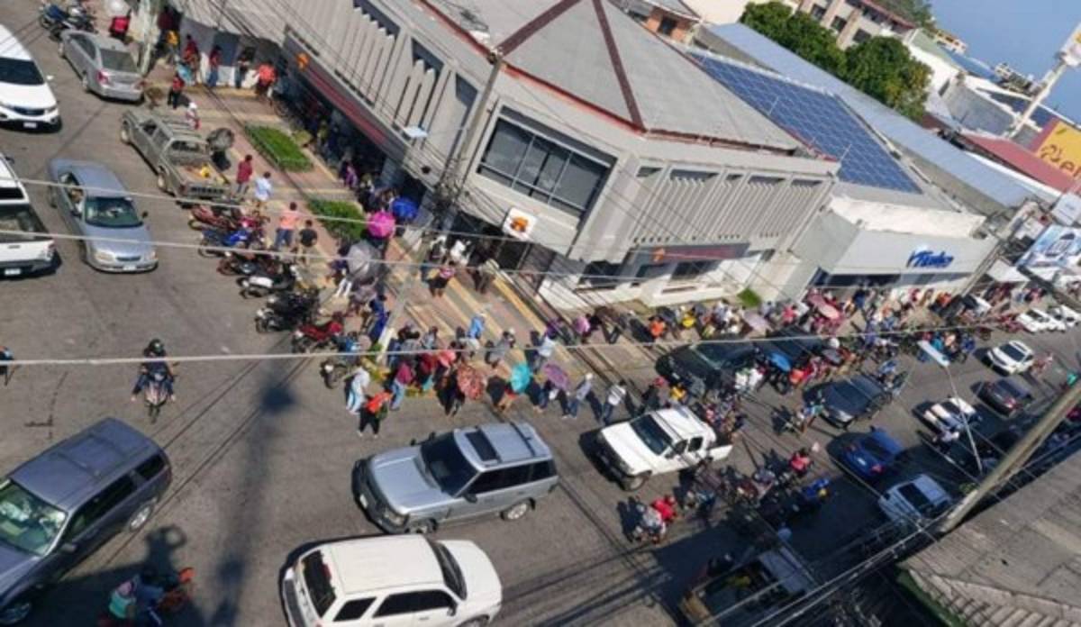 Fotos: Bancos y mercados abarrotados en plena crisis de coronavirus en Honduras