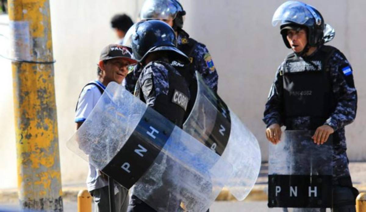 FOTOS: Guerra entre barra del Olimpia y Motagua en el estadio Nacional