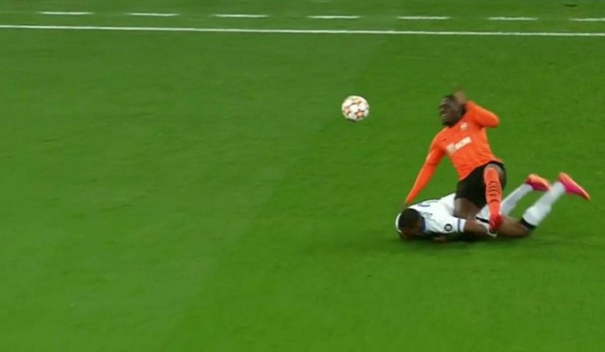 Así fue la escalofriante lesión de Lassina Traoré en la Champions; sufrimiento y lágrimas de dolor