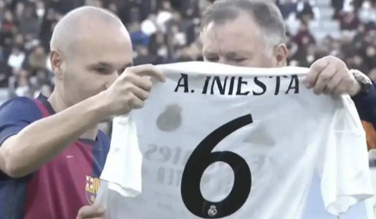 Las leyendas del Barcelona volvieron a derrotar al Real Madrid en el Clásico: el gesto de los blancos con Iniesta