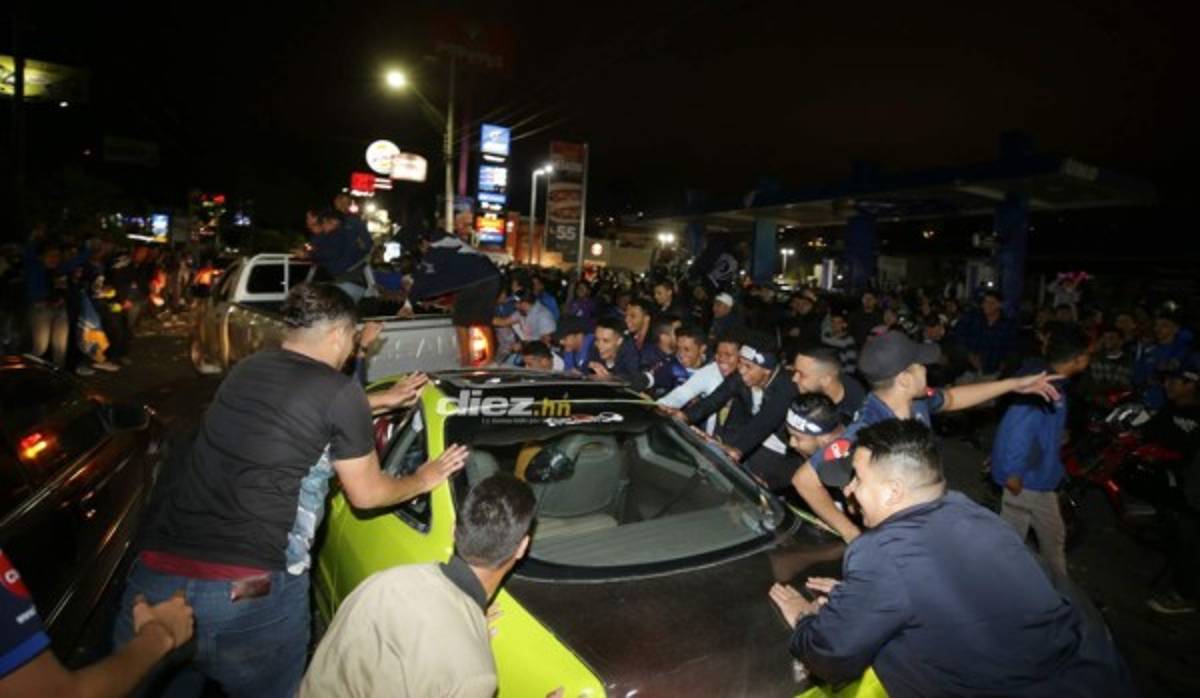 ¡Tegucigalpa se tiñe de azul! Aficionados salen a las calles a festejar la 16 del Motagua