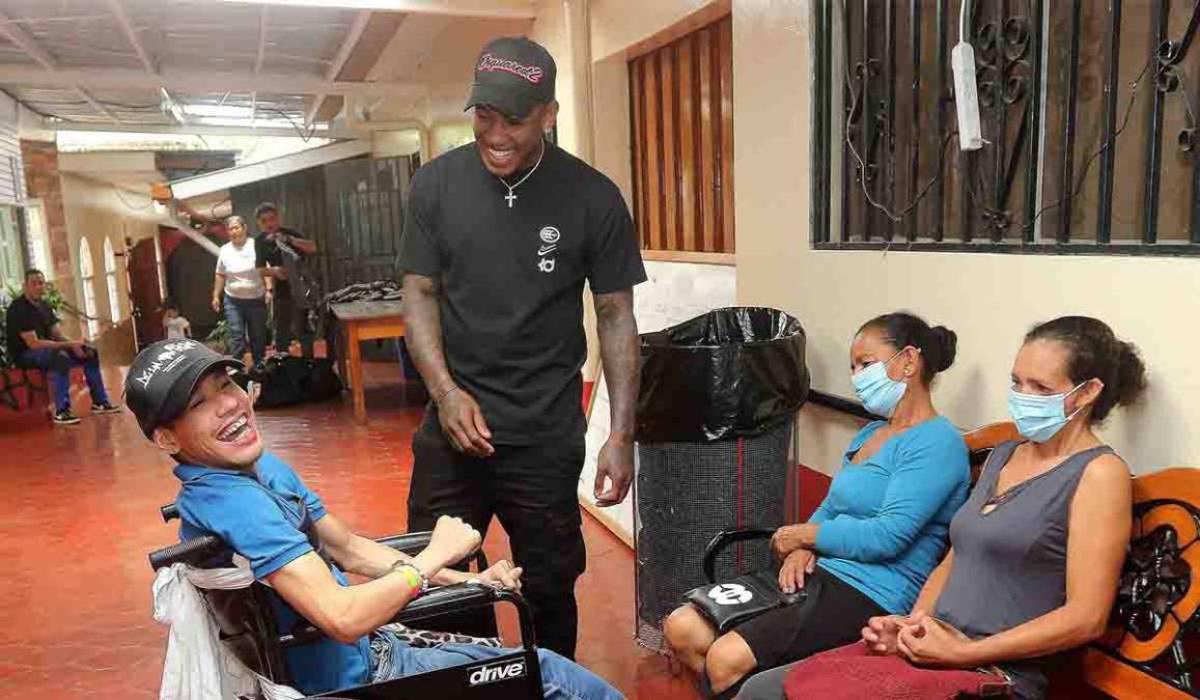 Romell Quioto dejó atŕas la polémica y mostró su lado más humano: el gran gesto del futbolista en Tegucigalpa