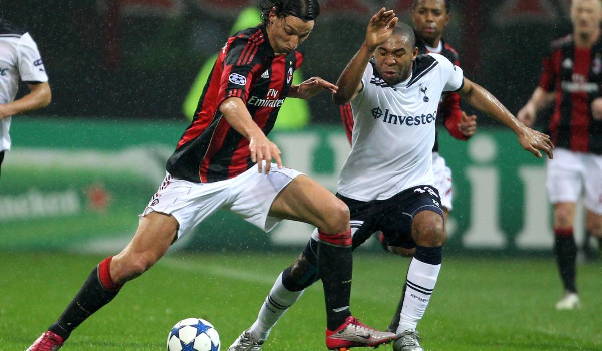 El hondureño Wilson Palacios marcando a Zlatan Ibrahimovic durante un duelo frente al AC Milan cuando vestía la camisa del Tottenham en 2010.