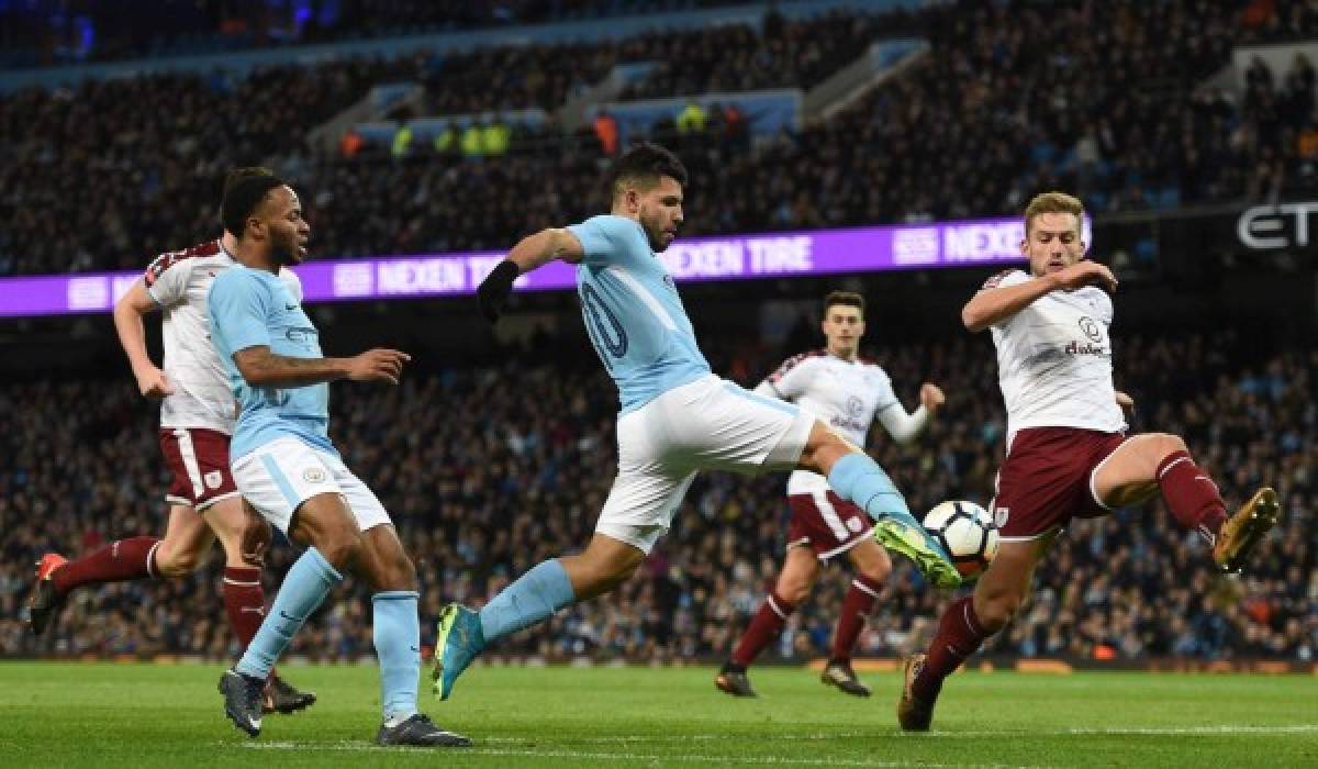 Manchester City's Argentinian striker Sergio Aguero (C) has a shot blocked during the English FA Cup third round football match between Manchester City and Burnley at Etihad Stadium in Manchester, north west England on January 6, 2018. / AFP PHOTO / Oli SCARFF / RESTRICTED TO EDITORIAL USE. No use with unauthorized audio, video, data, fixture lists, club/league logos or 'live' services. Online in-match use limited to 75 images, no video emulation. No use in betting, games or single club/league/player publications. /