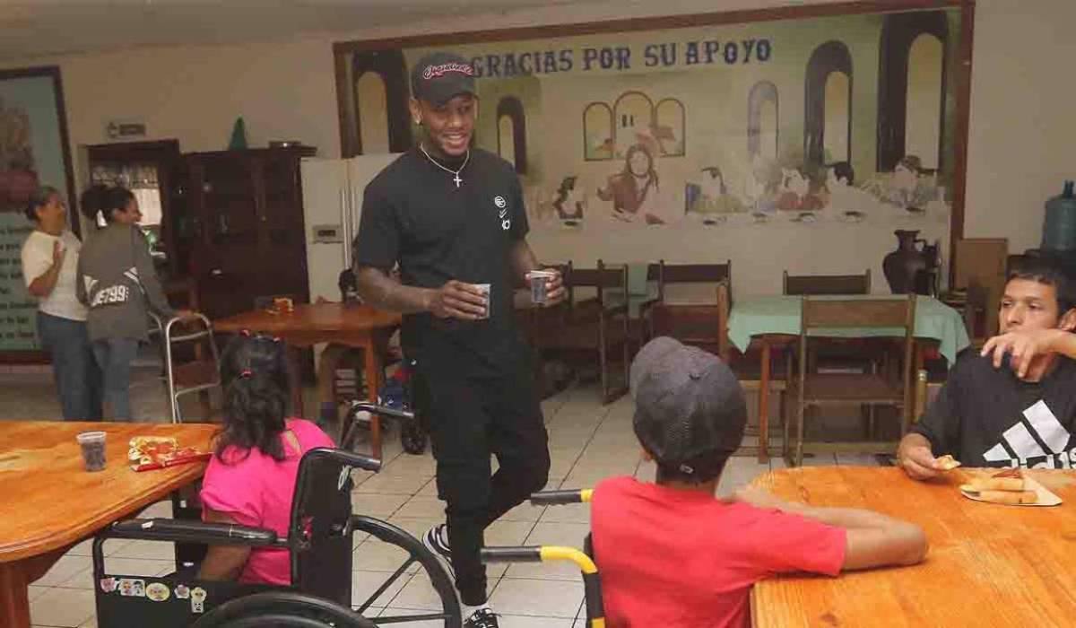 Romell Quioto dejó atŕas la polémica y mostró su lado más humano: el gran gesto del futbolista en Tegucigalpa