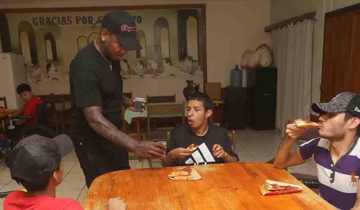 Romell Quioto dejó atŕas la polémica y mostró su lado más humano: el gran gesto del futbolista en Tegucigalpa