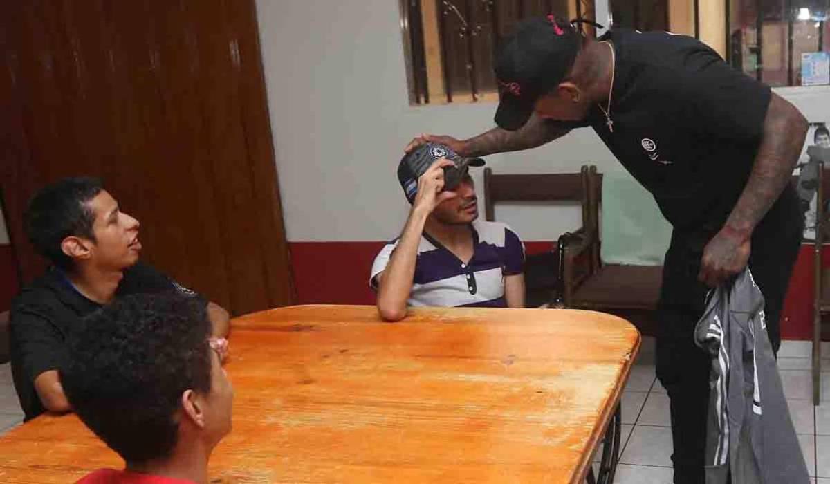 Romell Quioto dejó atŕas la polémica y mostró su lado más humano: el gran gesto del futbolista en Tegucigalpa