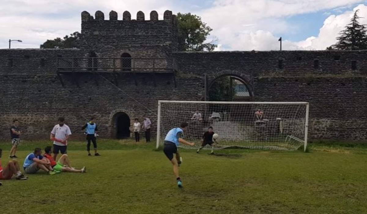 Fotos: Modesto equipo juega sus partidos dentro de un castillo medieval