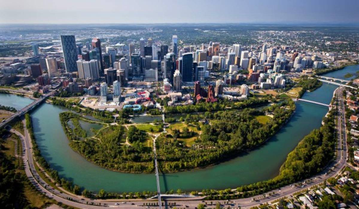 El bonito estadio y la nueva casa de José Escalante en Calgary, Canadá