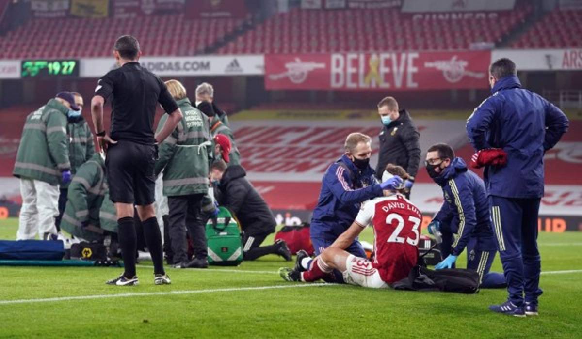 FOTOS: Así fue el choque de cabezas entre David Luiz y Raúl Jiménez que dejó al mexicano nocaut