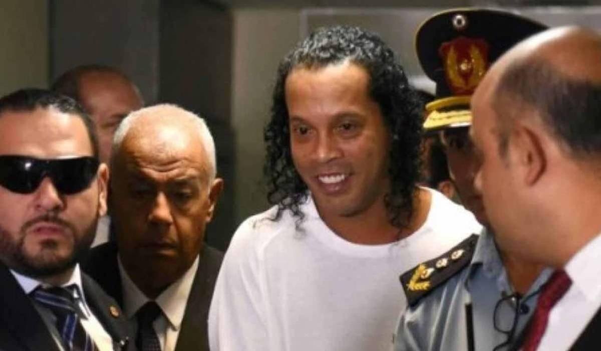 Otra vez en escándalo: el polémico negocio por el que Ronaldinho podría volver a la cárcel y la reacción del brasileño