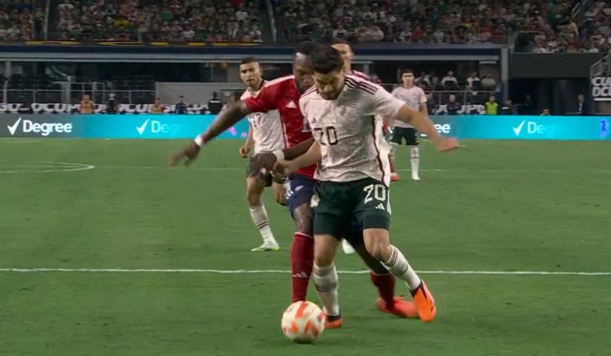 Henry Martín cayó tras sentir un contacto de Waston y Said Martínez pitó el penal para México.