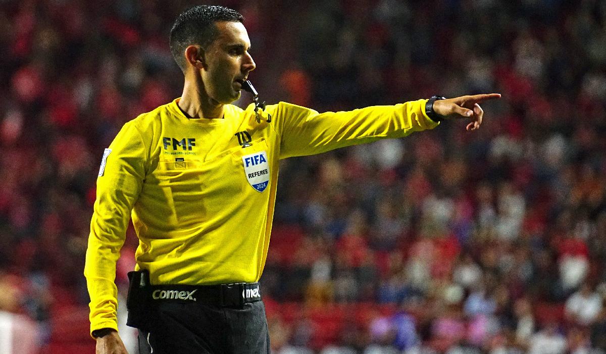 ¿Dirigirá el Honduras-México? Iván Barton recibe tremenda nominación y entra en la selecta lista de árbitros