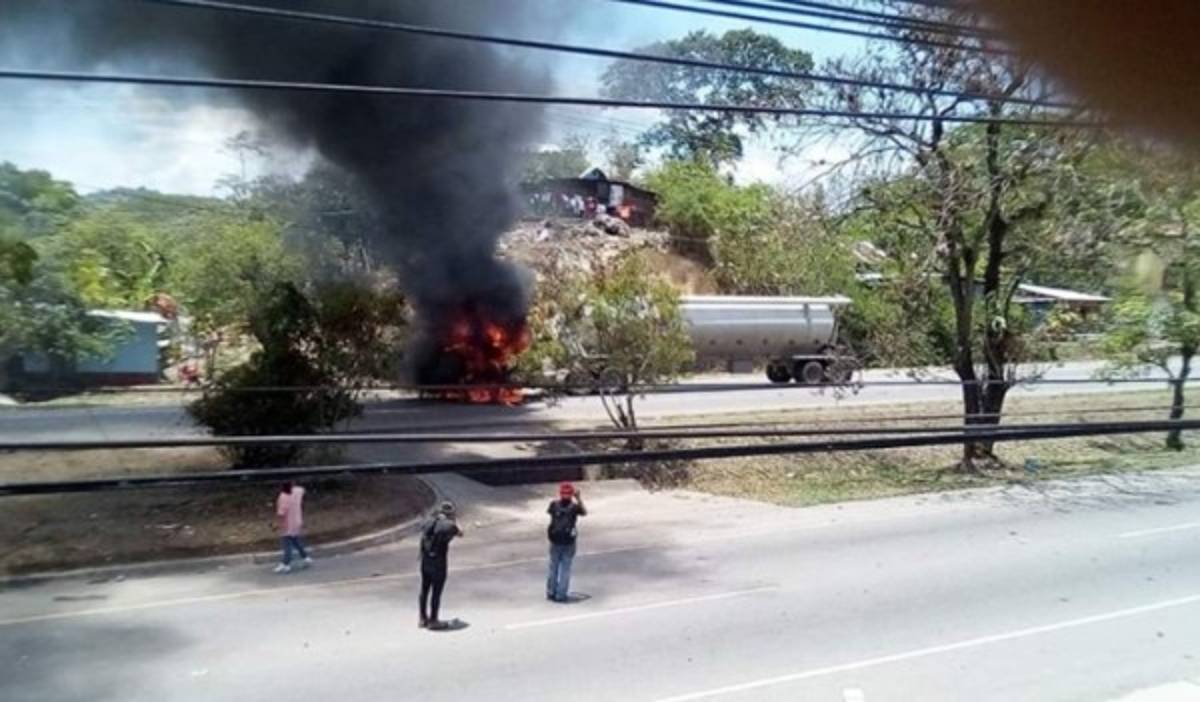 Honduras: Bombas lacrimógenas, piedras y llantas quemadas en las protestas  