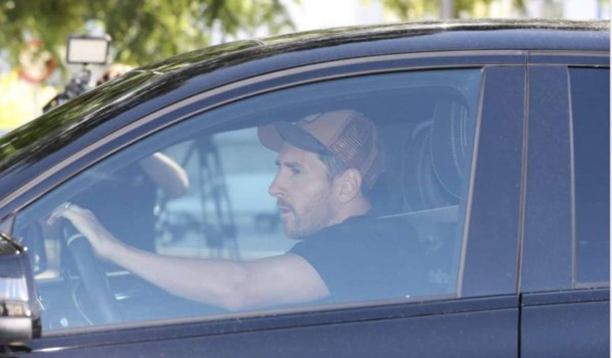 Cero sonrisas y fue el primero en llegar: Así fue el regreso de Messi a la Ciudad Deportiva de Barcelona