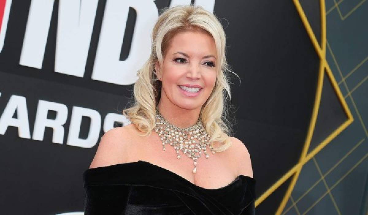 Así es la 'polémica' y hermosa Jeanie Buss, la primera dueña en ganar un anillo en la NBA